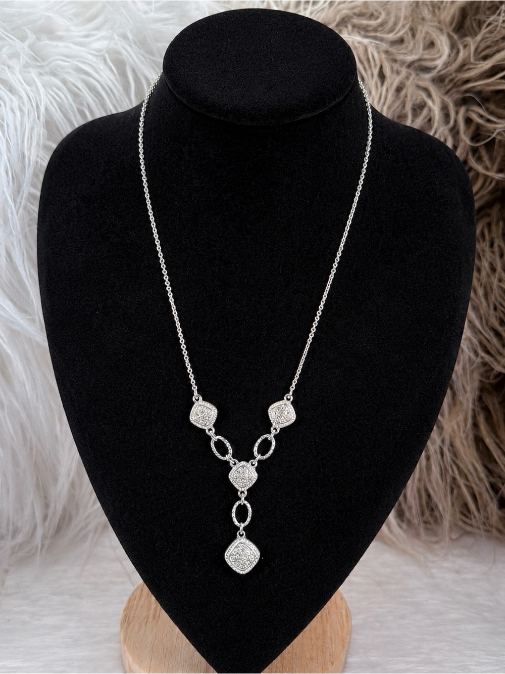 Beautiful delicate Silvertone dangle necklace